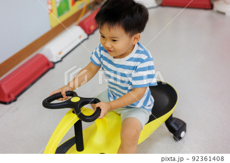 遊具で遊ぶ男の子 遊具で遊ぶ男の子 92361408