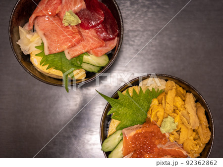 大間マグロのづけ丼といくらサーモン丼（青森県） 92362862