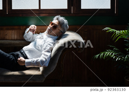 かっこいいシニア男性 92363130