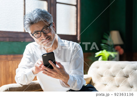 スマホを見るシニア男性(メール・インターネット) スマホを見るシニア男性(メール・インターネット) 92363136
