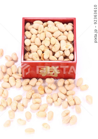 節分の豆　炒り大豆　明るい背景 92363610