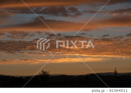 夕日に輝く美しい夕焼け雲 92364011