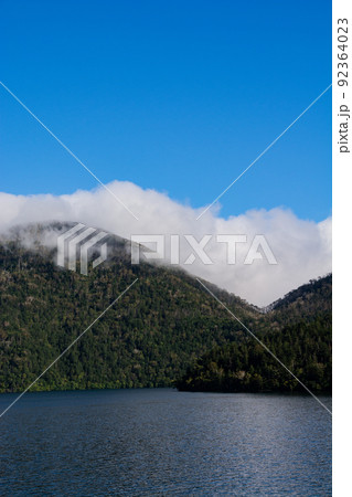 夏の青空と湖　然別湖 92364023