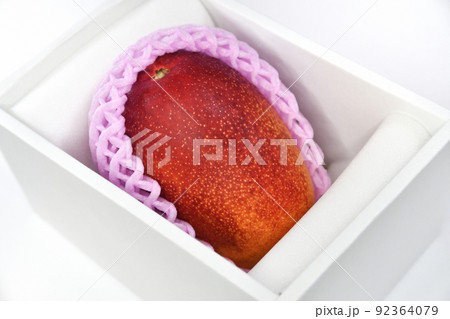 箱入りの高級マンゴー 92364079