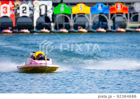 競艇場で見るボートレースと競争に挑む選手 競艇場で見るボートレースと競争に挑む選手 92364686