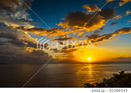 屋久島の夕景(8月)真夏の大空に映える夕日と口永良部島 92366545