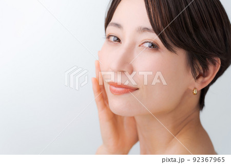 スキンケアをする女性　白背景 92367965