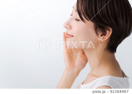 スキンケアをする女性の横顔 スキンケアをする女性の横顔 92368967