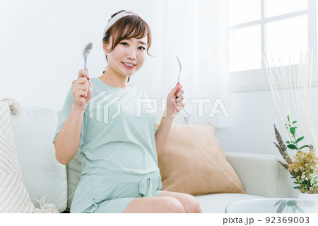 スプーンとフォークを持つ日本人の妊婦(大食い・食事) スプーンとフォークを持つ日本人の妊婦(大食い・食事) 92369003
