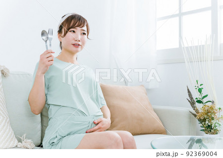 スプーンとフォークを持つ日本人の妊婦(大食い・食事) スプーンとフォークを持つ日本人の妊婦(大食い・食事) 92369004