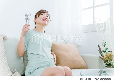 スプーンとフォークを持つ日本人の妊婦(大食い・食事) スプーンとフォークを持つ日本人の妊婦(大食い・食事) 92369006
