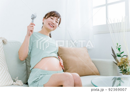 スプーンとフォークを持つ日本人の妊婦(大食い・食事) スプーンとフォークを持つ日本人の妊婦(大食い・食事) 92369007