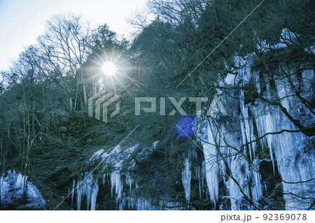 太陽に照らされた氷柱 92369078