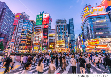 日本の東京都市景観 第7波BA.5感染超爆発。行動制限はなく歌舞伎町には脅威の人流＝7月17日 92369152