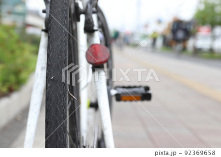 釘によるパンクした自転車(クロスバイク) 釘によるパンクした自転車(クロスバイク) 92369658
