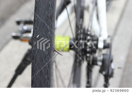 釘によるパンクした自転車(クロスバイク) 釘によるパンクした自転車(クロスバイク) 92369660