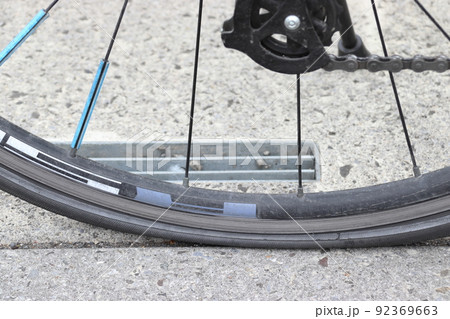 釘によるパンクした自転車（クロスバイク） 92369663