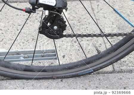 釘によるパンクした自転車(クロスバイク) 釘によるパンクした自転車(クロスバイク) 92369666