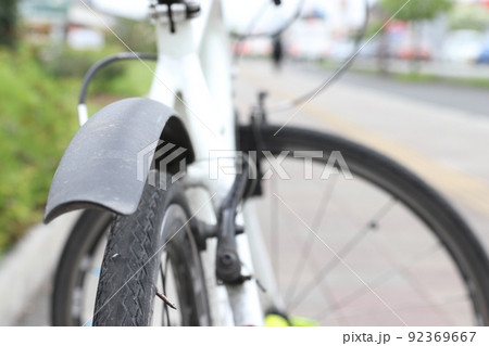 釘によるパンクした自転車(クロスバイク) 釘によるパンクした自転車(クロスバイク) 92369667