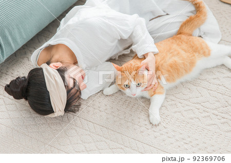 猫を可愛がる女性(ペット) 猫を可愛がる女性(ペット) 92369706