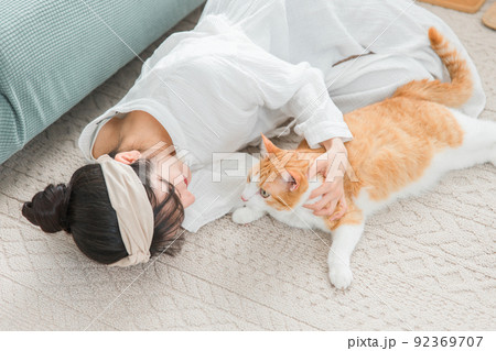 猫を可愛がる女性(ペット) 猫を可愛がる女性(ペット) 92369707