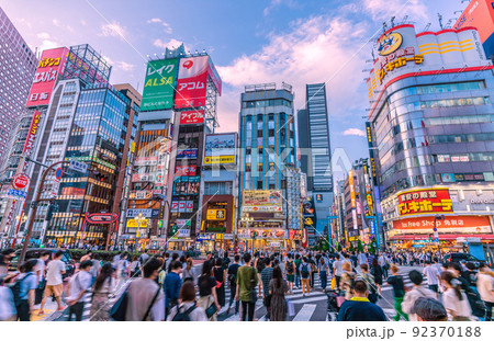 日本の東京都市景観 第7波BA.5感染超爆発。行動制限はなく歌舞伎町には脅威の人流=7月17日 日本の東京都市景観 第7波BA.5感染超爆発。行動制限はなく歌舞伎町には脅威の人流=7月17日 92370188