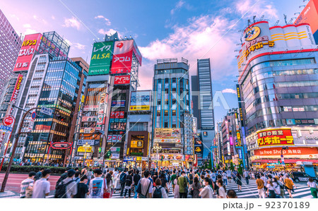 日本の東京都市景観 第7波BA.5感染超爆発。行動制限はなく歌舞伎町には脅威の人流＝7月17日 92370189