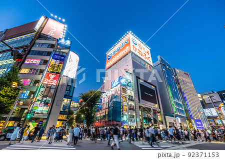 日本の東京都市景観 第7波BA.5感染超爆発。行動制限はなく新宿駅東口前には多く人流＝7月17日 92371153