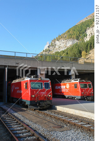 ツェマット駅に停車中の氷河特急の機関車 92371157