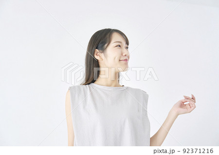 笑顔の女性のポートレート 白バック 笑顔の女性のポートレート 白バック 92371216
