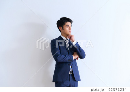メンズファッション スーツ姿の若いビジネスマン メンズファッション スーツ姿の若いビジネスマン 92371254