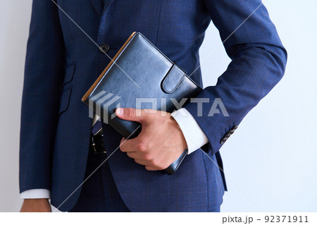 スーツ姿の若いビジネスマン 92371911