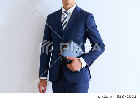 スーツ姿の若いビジネスマン 92371912