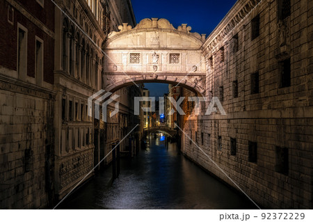 Bridge of Sighs at night 92372229