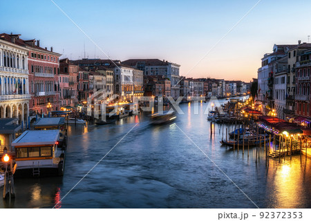 Grand canal viewed over Rialto Bridge 92372353