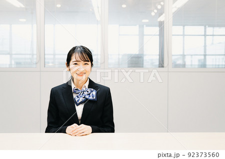 リボンスカーフをつけたビジネスウーマン（銀行員・窓口・ホテリエ） 92373560