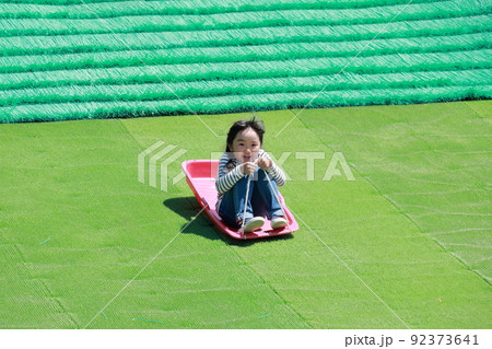 芝滑りを楽しむ女の子 92373641