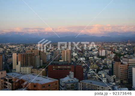 富山市役所の展望塔から見た富山の街並みと立山連峰 92373646
