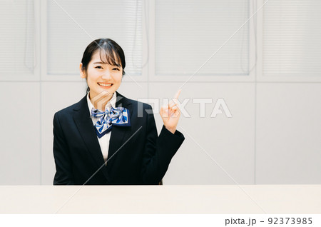 リボンスカーフをつけたビジネスウーマン（指差し） 92373985