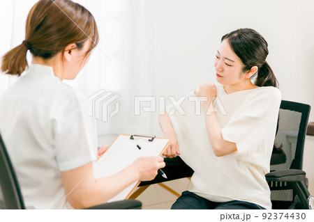 肩こりで整体・整骨・マッサージに来た女性（相談・カウンセリング） 92374430