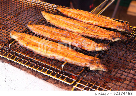 土用の丑の日　ウナギ店頭実演販売 92374468
