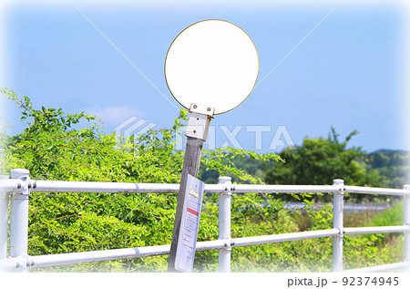 長閑な郊外のバス停の風景（イラスト風） 92374945