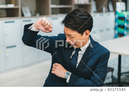 ビジネスパーソン　スーツのニオイ 92375585