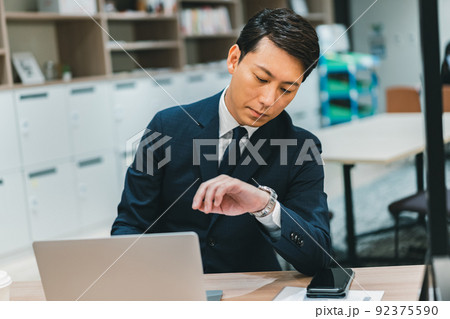 時間を気にするビジネスパーソン 92375590