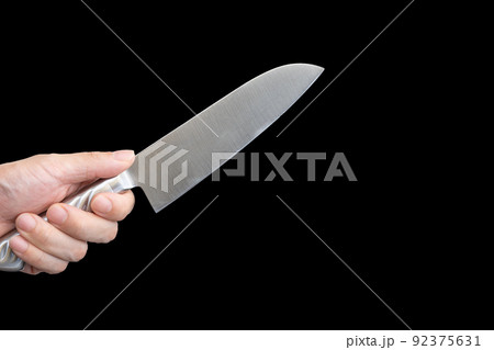 包丁を持った手 92375631