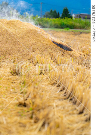 【秋素材】燻炭作り【長野県】 92376280