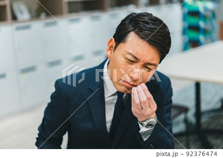 匂いを嗅ぐ人 92376474