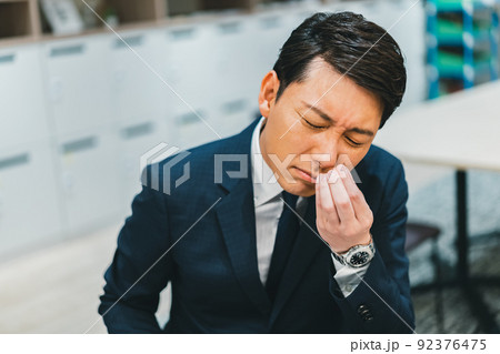 匂いを嗅ぐ人 匂いを嗅ぐ人 92376475