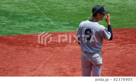 野球選手の後ろ姿 92376905