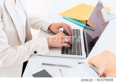 ビジネスウーマン パソコン 手元 ビジネスウーマン パソコン 手元 92376908